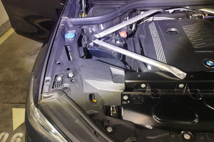 Used BMW X6 2022 Second Facelift xDrive40i Luxury Version M Sport Package Engine Bay Right