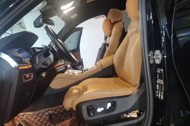 Used BMW X6 2022 Second Facelift xDrive40i Luxury Version M Sport Package Left Front Seat