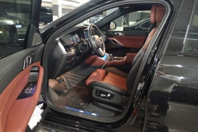 Used BMW X6 2022 Second Facelift xDrive40i Luxury Version M Sport Package Left Front Seat