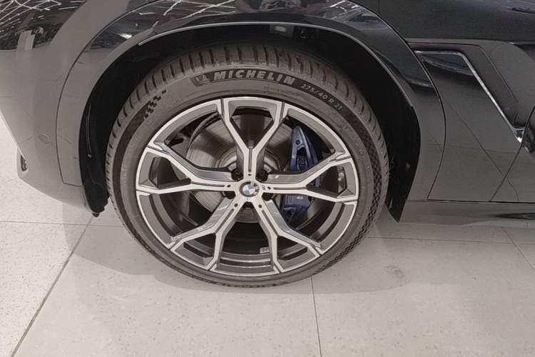 Used BMW X6 2022 Second Facelift xDrive40i M Sport Package Left Front Wheel Hub