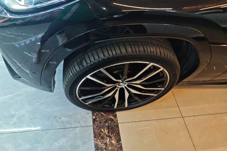 Used BMW X6 2022 Second Facelift xDrive40i Luxury Version M Sport Package Left Front Wheel Hub