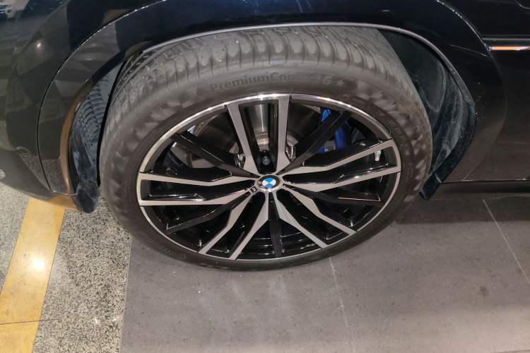 Used BMW X6 2022 Second Facelift xDrive40i Luxury Version M Sport Package Left Front Wheel Hub