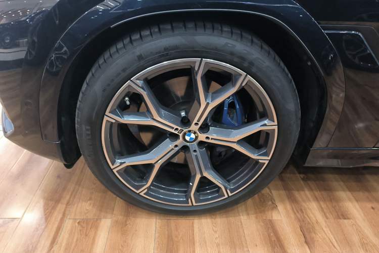 Used BMW X6 2022 xDrive40i Luxury Edition M Sport Package Left Front Wheel Hub