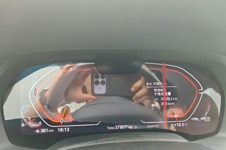 Used BMW X6 2022 Second Facelift xDrive40i M Sport Package Odometer Close Up