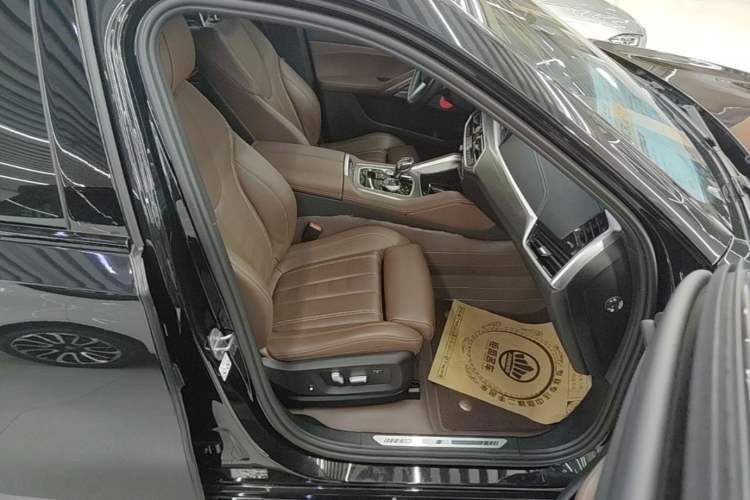 Used BMW X6 2022 Second Facelift xDrive40i M Sport Package Right Front Seat