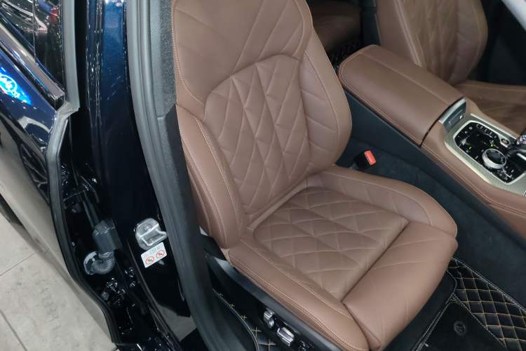 Used BMW X6 2022 Second Facelift xDrive40i Luxury Version M Sport Package Right Front Seat