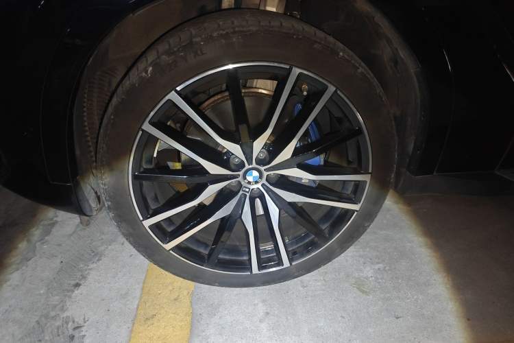 Used BMW X6 2022 Second Facelift xDrive40i Luxury Version M Sport Package Right Front Wheel Hub
