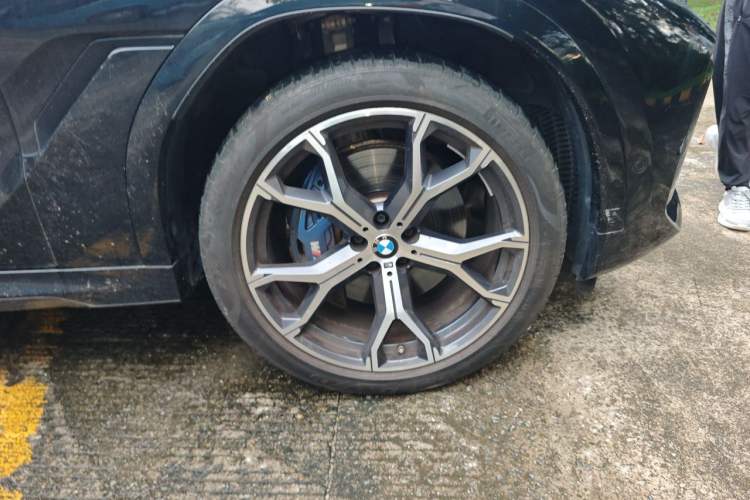 Used BMW X6 2022 Second Facelift xDrive40i M Sport Package Right Front Wheel Hub