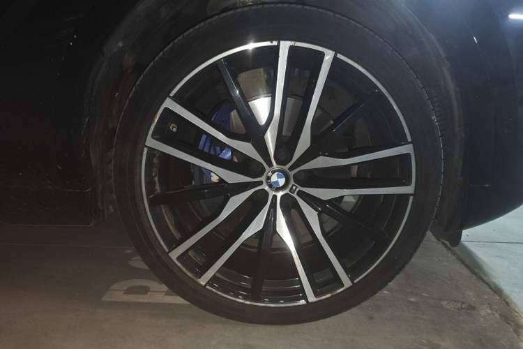 Used BMW X6 2022 Second Facelift xDrive40i Luxury Version M Sport Package Right Front Wheel Hub