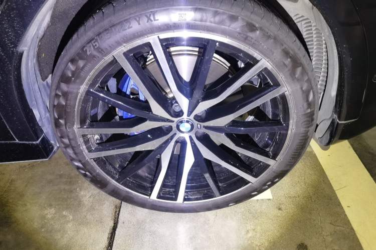 Used BMW X6 2022 Second Facelift xDrive40i Luxury Version M Sport Package Right Front Wheel Hub