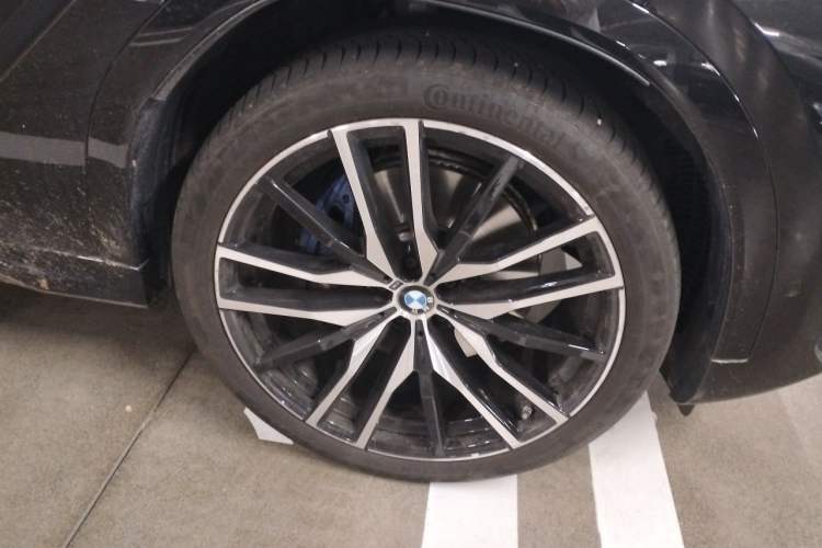 Used BMW X6 2022 Second Facelift xDrive40i Luxury Version M Sport Package Right Front Wheel Hub