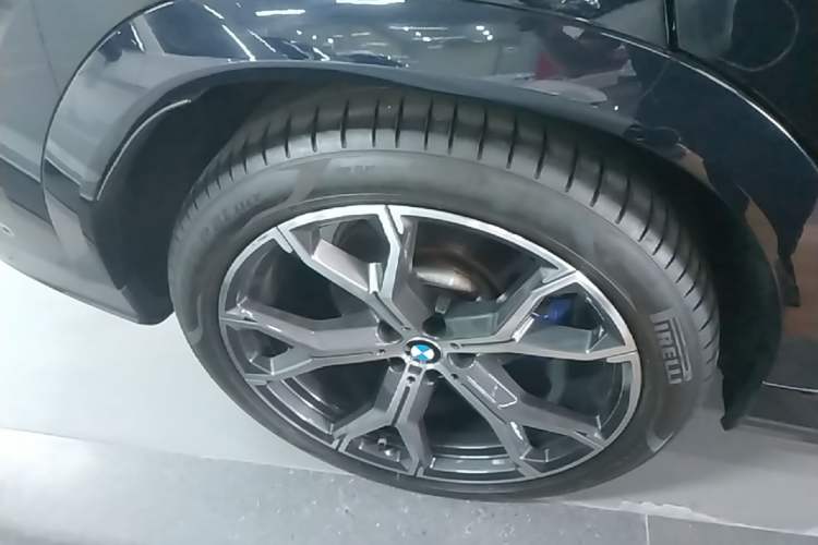 Used BMW X6 2022 xDrive40i Luxury Edition M Sport Package Right Rear Wheel Hub