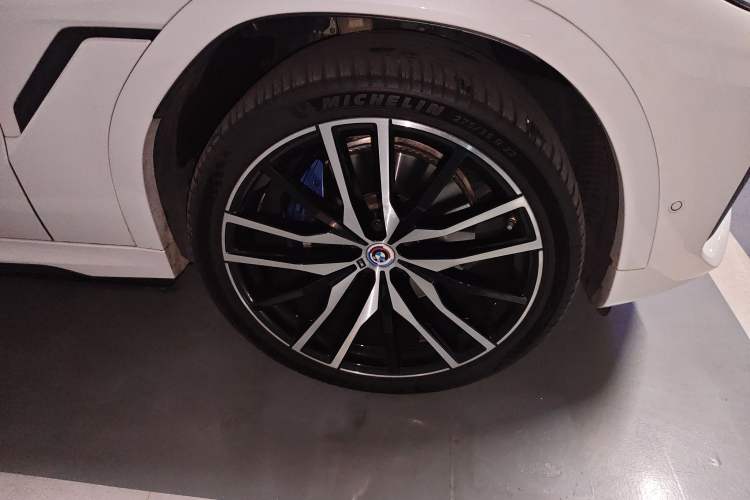 Used BMW X6 2022 Second Facelift xDrive40i Luxury Version M Sport Package Right Front Wheel Hub