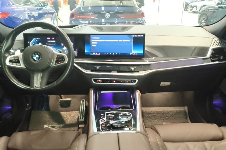 Used BMW X6 2023 xDrive40i Luxury Model with M Sport Package Center Console
