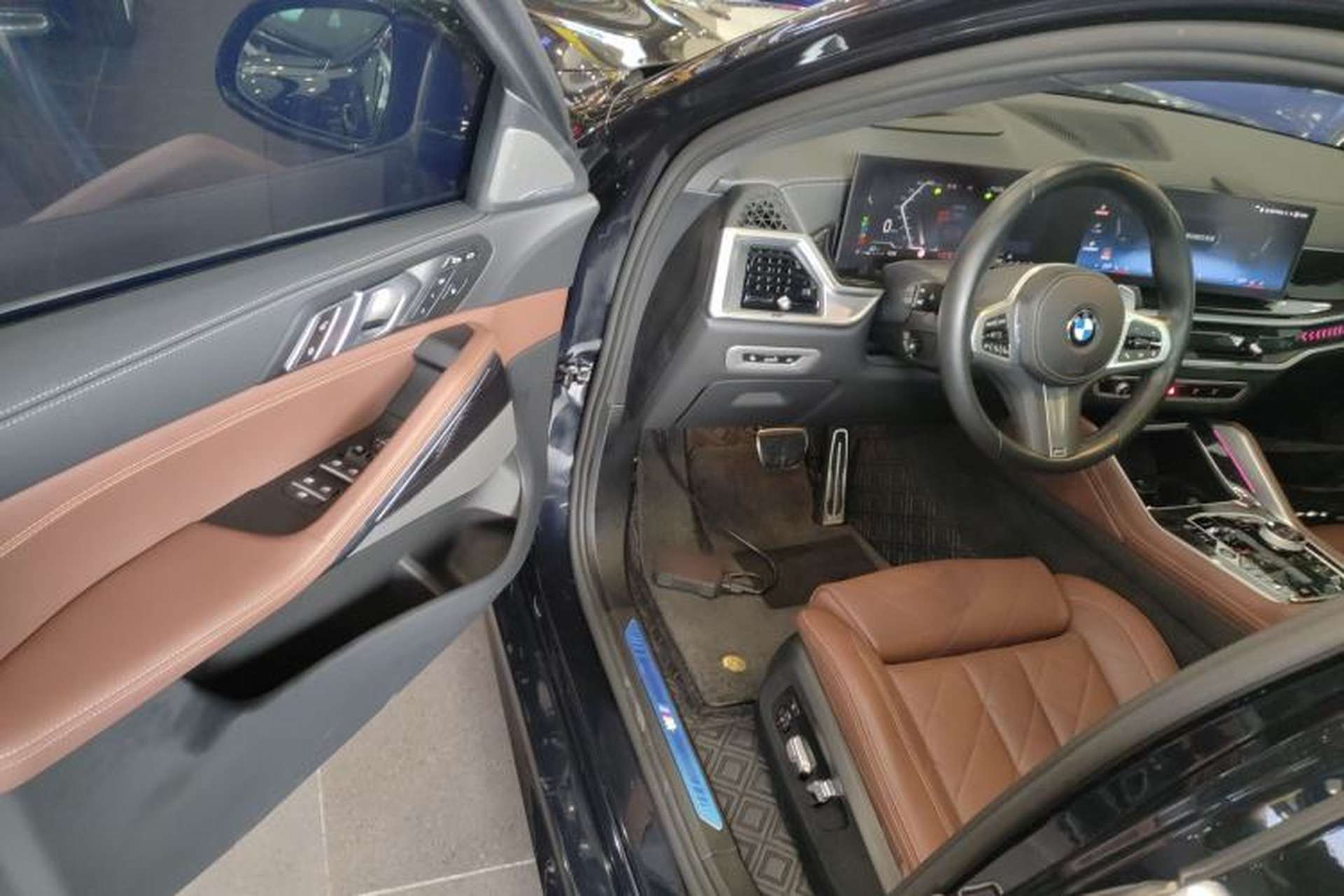 Used BMW X6 2023 xDrive40i Luxury Model with M Sport Package Driver Seat
