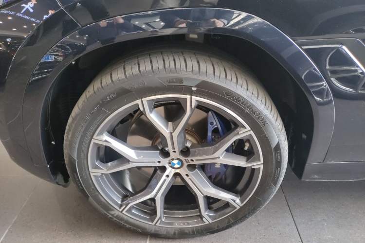 Used BMW X6 2023 xDrive40i Luxury Model with M Sport Package Exterior 4