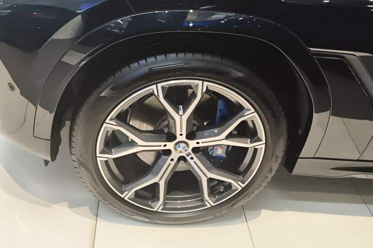 Used BMW X6 2023 xDrive40i Luxury Model with M Sport Package Exterior 4
