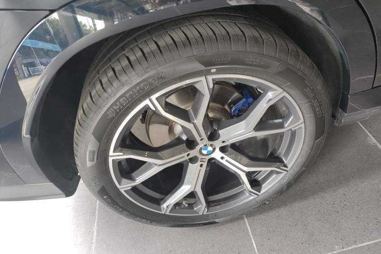 Used BMW X6 2023 xDrive40i Luxury Model with M Sport Package Exterior 5