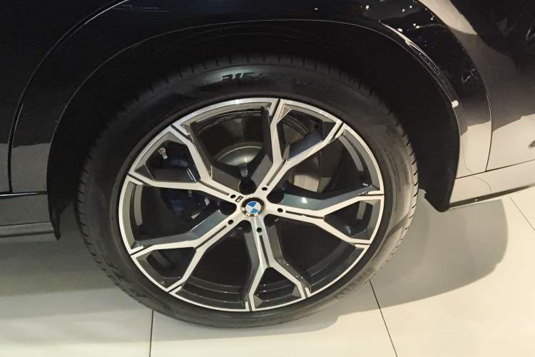 Used BMW X6 2023 xDrive40i Luxury Model with M Sport Package Exterior 5