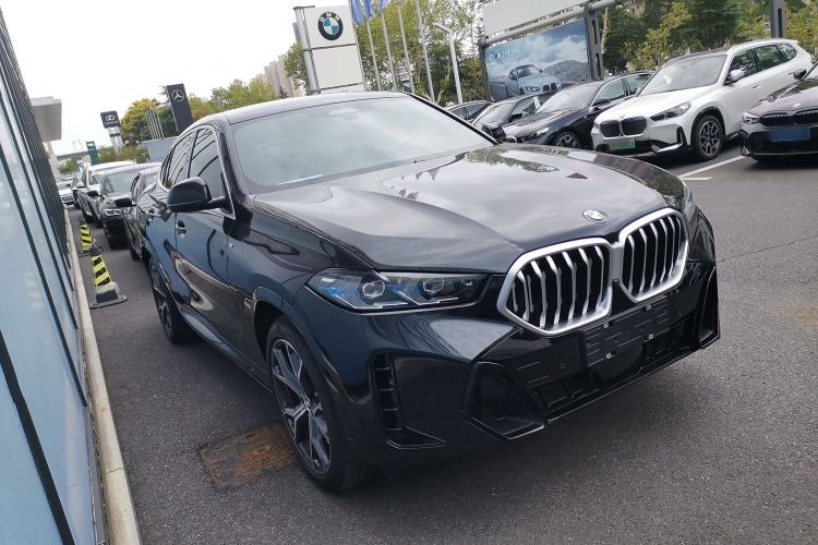 Used BMW X6 2023 xDrive40i M Sport Package Front Right 45 Deg