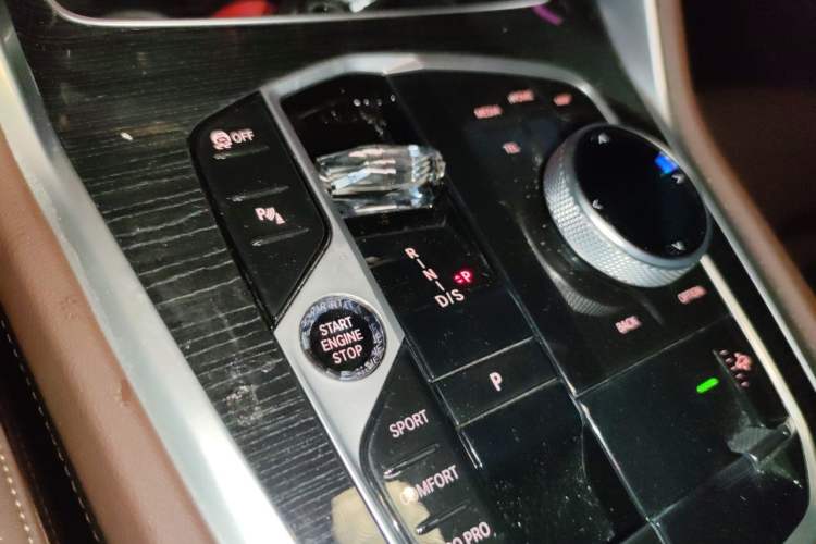 Used BMW X6 2023 xDrive40i Luxury Model with M Sport Package Gear Lever