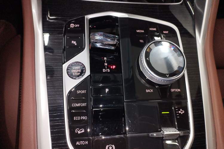 Used BMW X6 2023 xDrive40i Luxury Model with M Sport Package Gear Lever