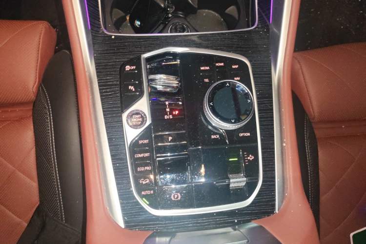 Used BMW X6 2023 xDrive40i Luxury Model with M Sport Package Gear Lever