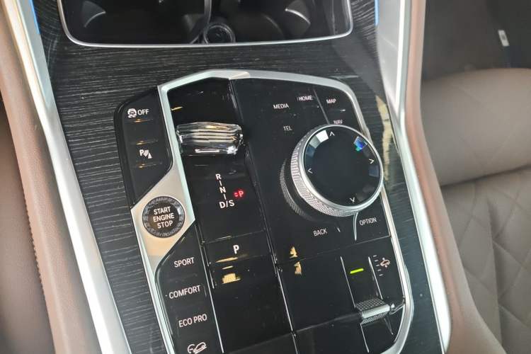 Used BMW X6 2023 xDrive40i Luxury Model with M Sport Package Gear Lever