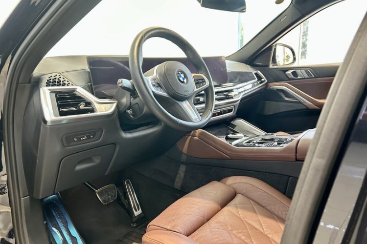 Used BMW X6 2023 xDrive40i Luxury Model with M Sport Package Left Front Seat