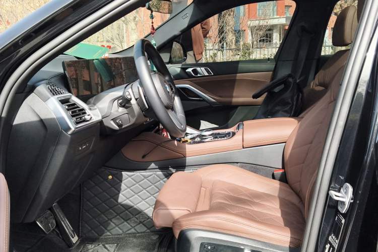 Used BMW X6 2023 xDrive40i Luxury Model with M Sport Package Left Front Seat