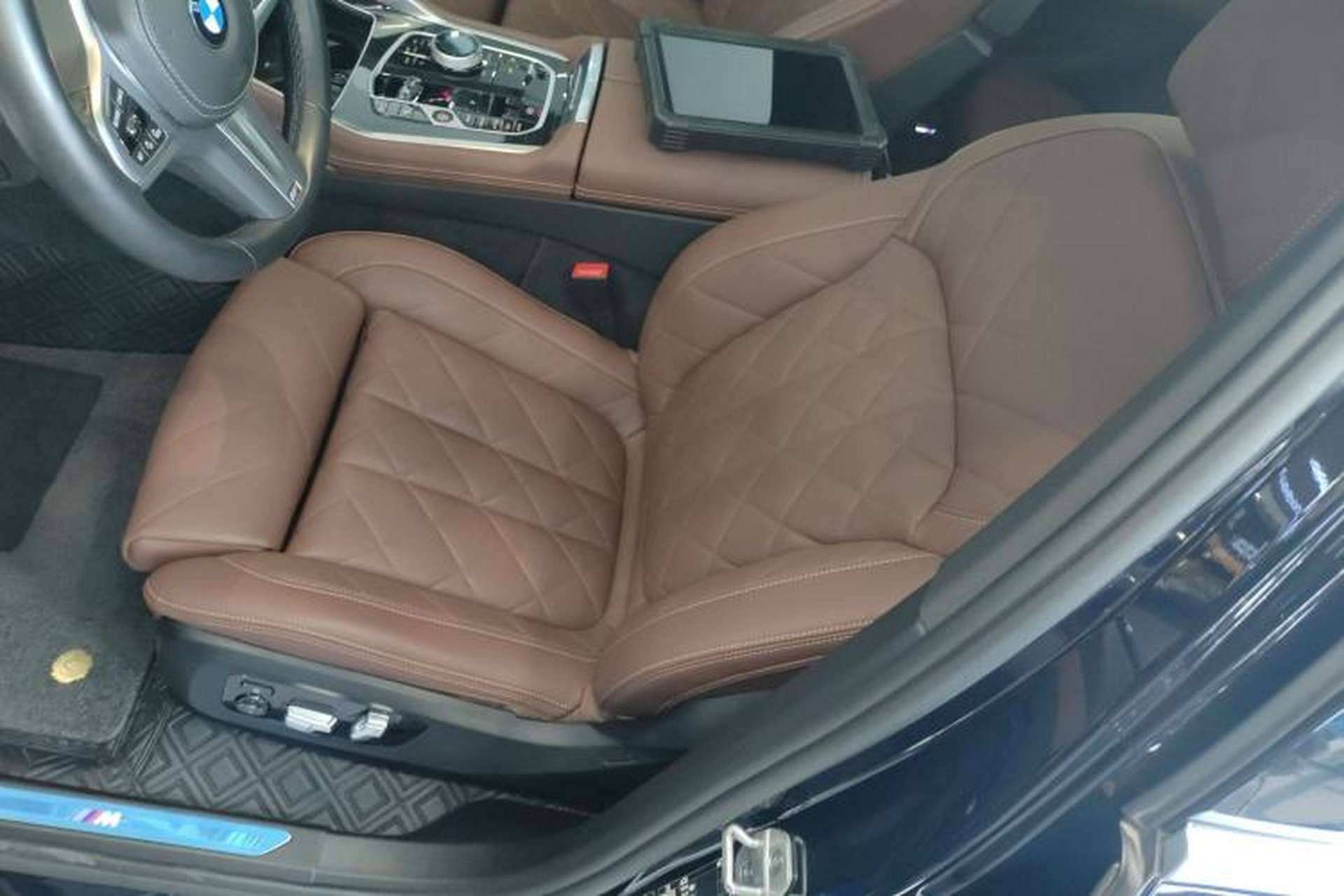 Used BMW X6 2023 xDrive40i Luxury Model with M Sport Package Left Front Seat