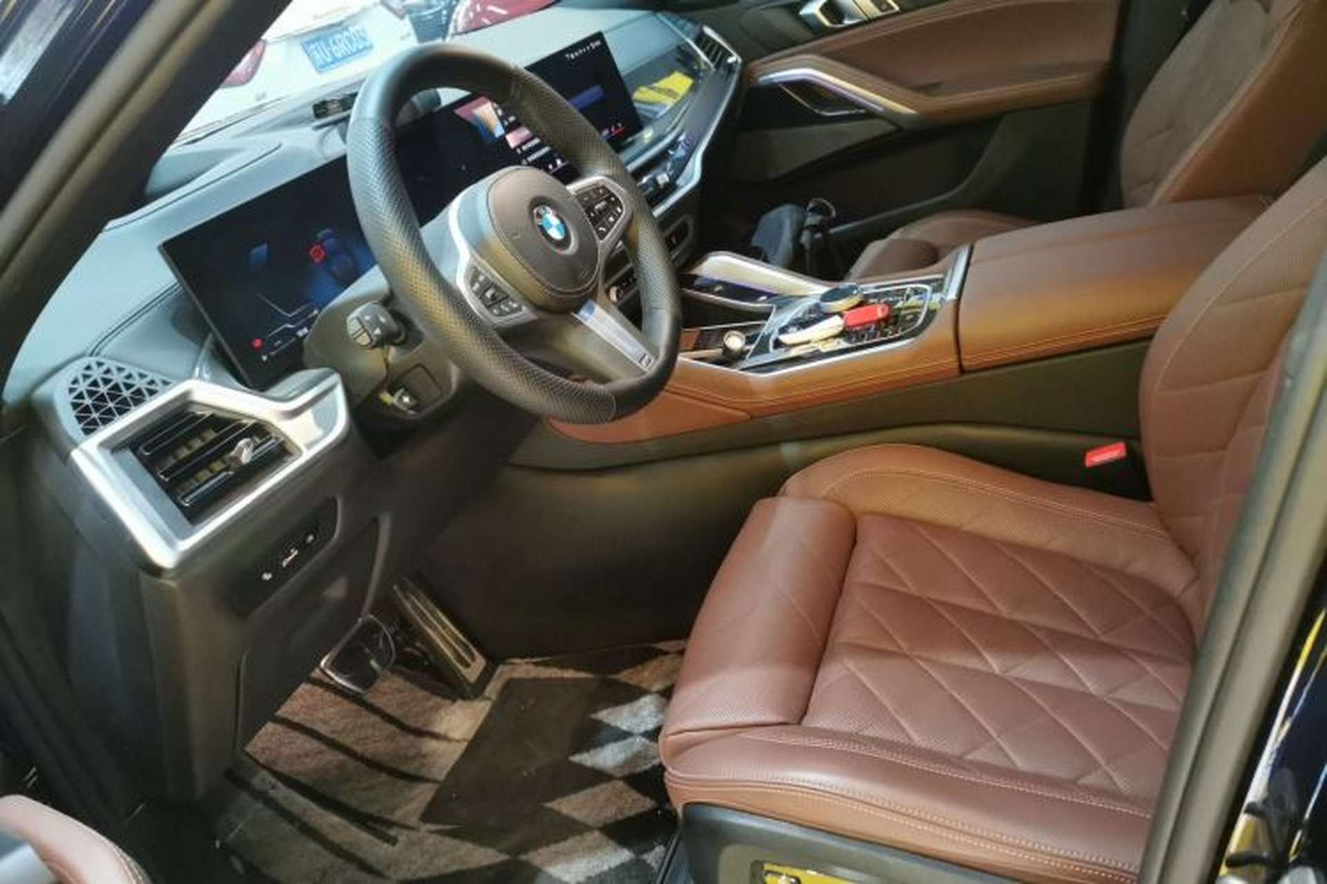 Used BMW X6 2023 xDrive40i Luxury Model with M Sport Package Left Front Seat