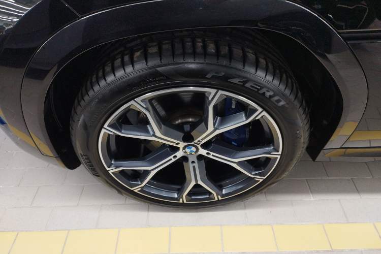 Used BMW X6 2023 xDrive40i Luxury Model with M Sport Package Left Front Wheel Hub