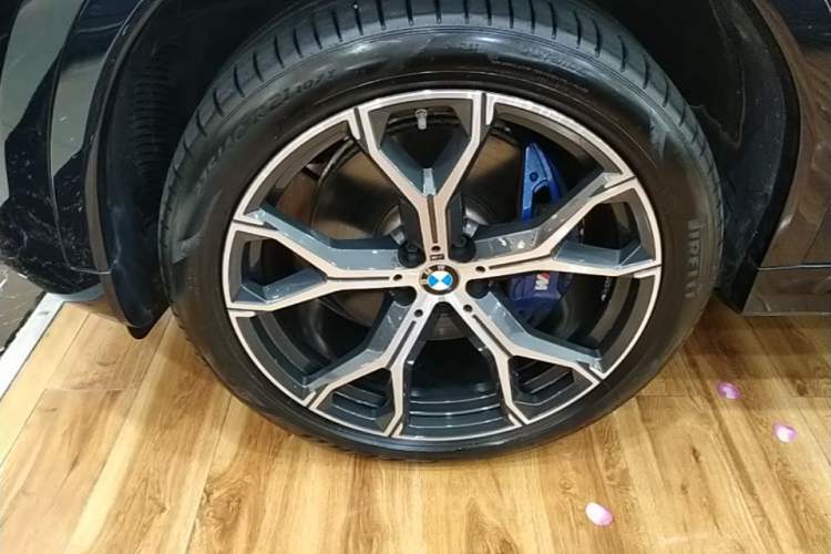 Used BMW X6 2023 xDrive40i Luxury Model with M Sport Package Left Front Wheel Hub