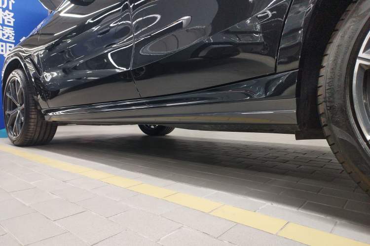 Used BMW X6 2023 xDrive40i Luxury Model with M Sport Package Left Side Sill