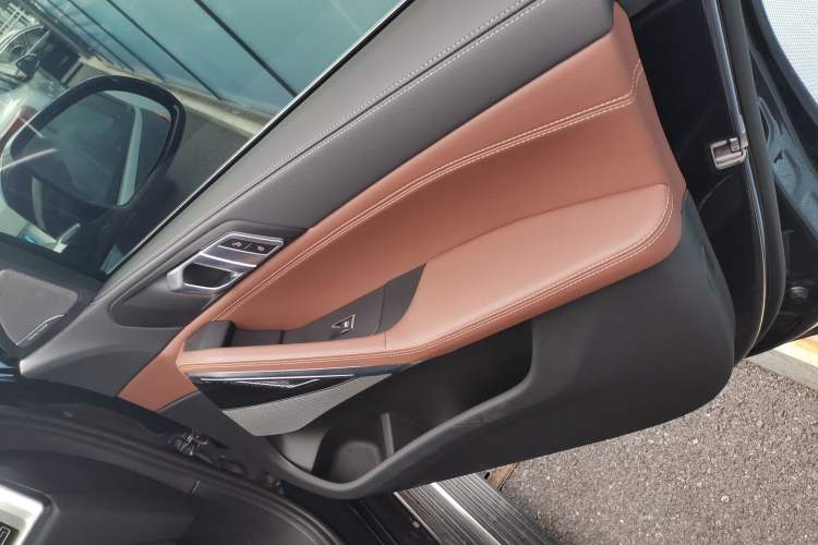 Used BMW X6 2023 xDrive40i M Sport Package Right Front Door Interior