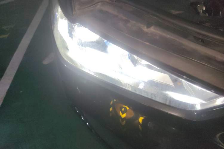 Used BMW X6 2023 xDrive40i Luxury Model with M Sport Package Right Front Headlight