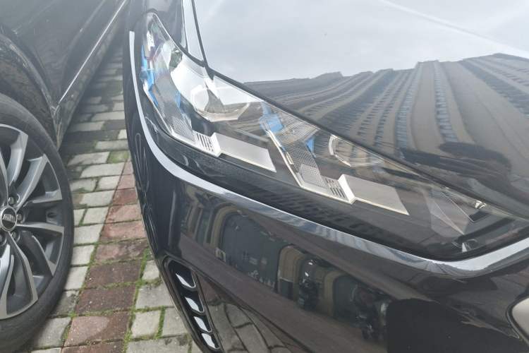 Used BMW X6 2023 xDrive40i Luxury Model with M Sport Package Right Front Headlight