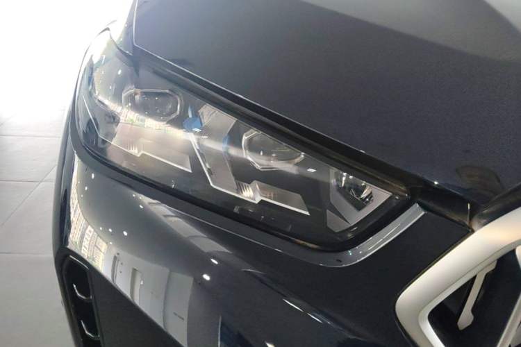 Used BMW X6 2023 xDrive40i Luxury Model with M Sport Package Right Front Headlight