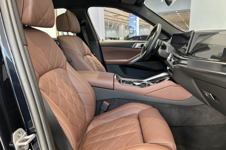 Used BMW X6 2023 xDrive40i Luxury Model with M Sport Package Right Front Seat