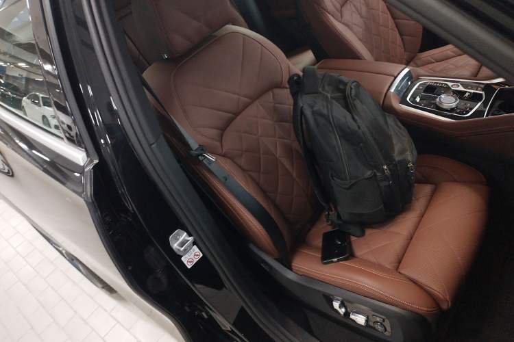 Used BMW X6 2023 xDrive40i Luxury Model with M Sport Package Right Front Seat