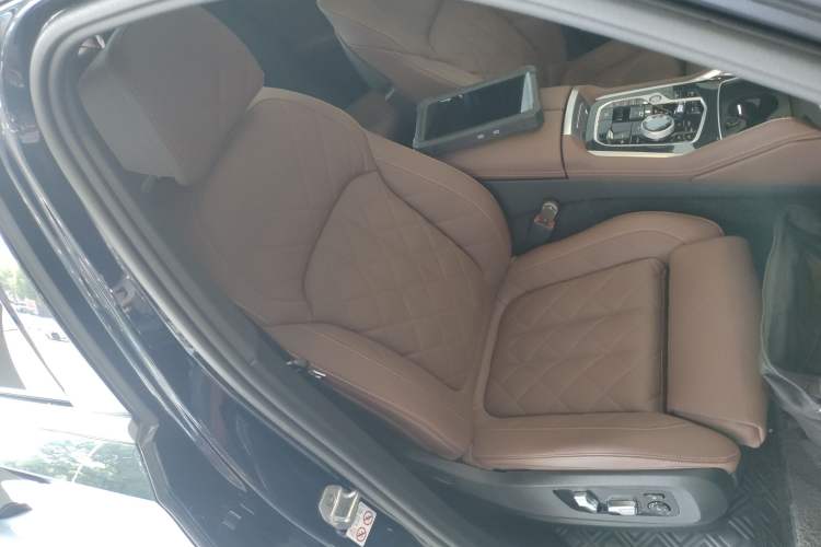 Used BMW X6 2023 xDrive40i Luxury Model with M Sport Package Right Front Seat
