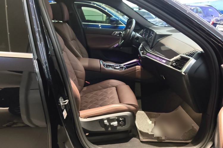 Used BMW X6 2023 xDrive40i Luxury Model with M Sport Package Right Front Seat