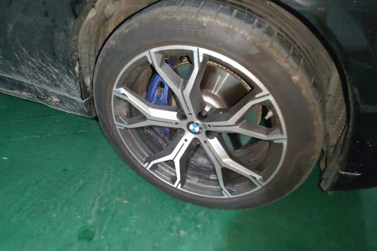 Used BMW X6 2023 xDrive40i Luxury Model with M Sport Package Right Front Wheel Hub