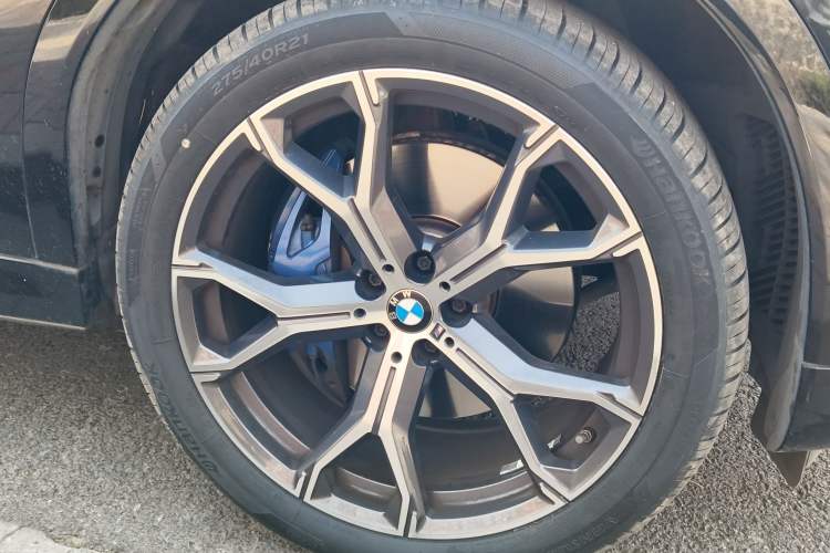 Used BMW X6 2023 xDrive40i Luxury Model with M Sport Package Right Front Wheel Hub