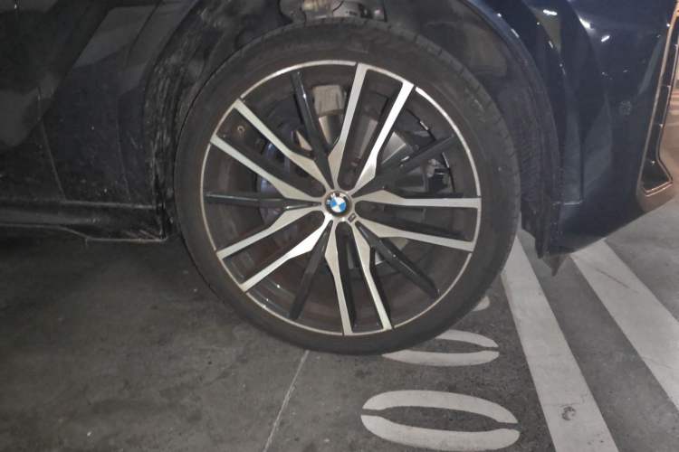 Used BMW X6 2023 xDrive40i Luxury Model with M Sport Package Right Front Wheel Hub