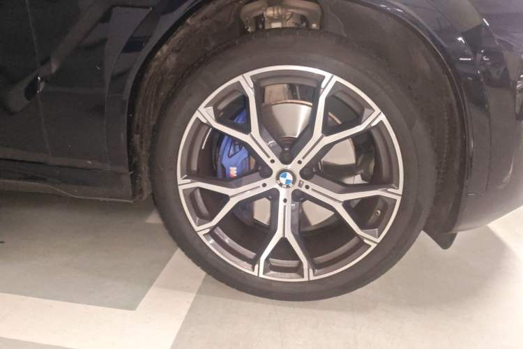 Used BMW X6 2023 xDrive40i Luxury Model with M Sport Package Right Front Wheel Hub