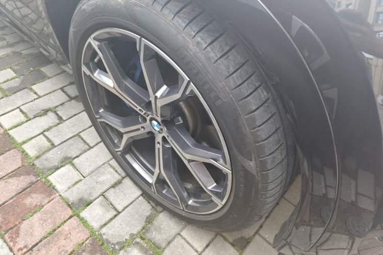 Used BMW X6 2023 xDrive40i Luxury Model with M Sport Package Right Front Wheel Hub