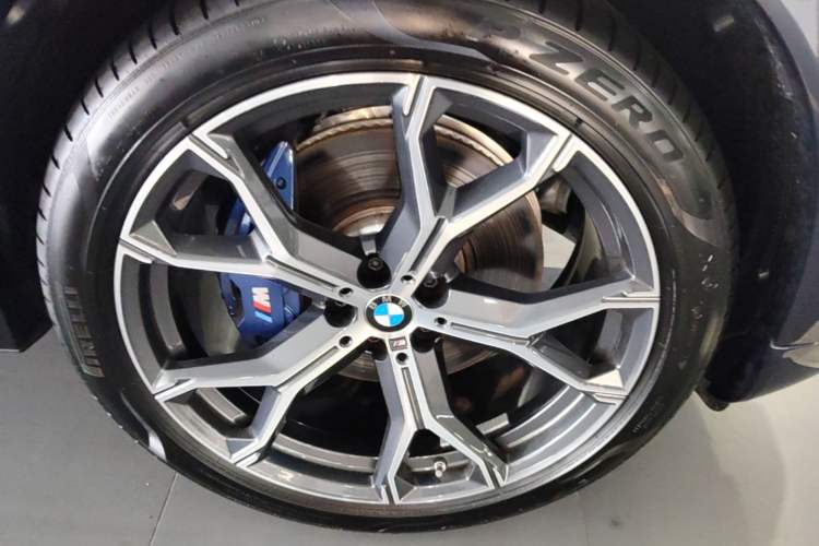 Used BMW X6 2023 xDrive40i Luxury Model with M Sport Package Right Front Wheel Hub
