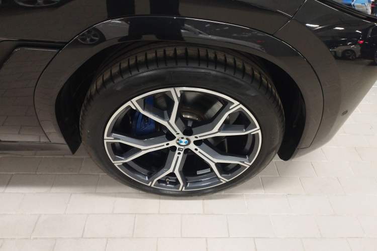 Used BMW X6 2023 xDrive40i Luxury Model with M Sport Package Right Rear Wheel Hub